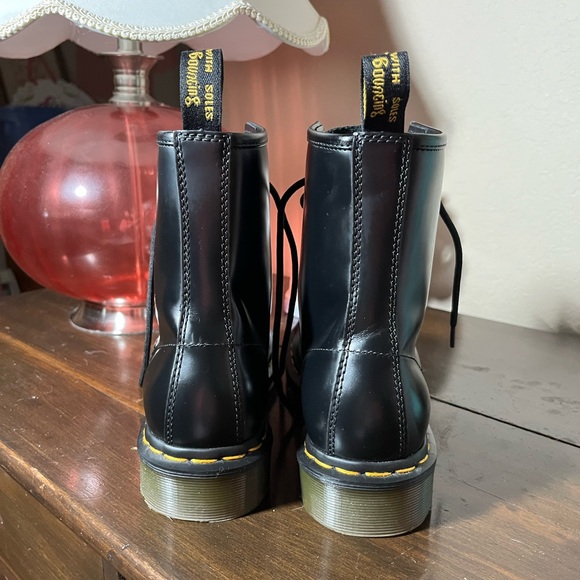 DR MARTENS 1460 LACE UP BOOTS. SIZE 8 - Picture 3 of 8